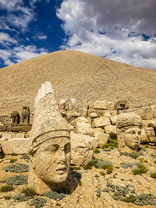 NemrutDagi峰附近的一些雕像的全景Commagene的AntiochusITheos国王在内姆鲁特山顶上建造了一座墓室背景