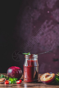 自制DIY天然罐装热梅酱酸辣酱配辣椒或tkemali在玻璃罐中图片