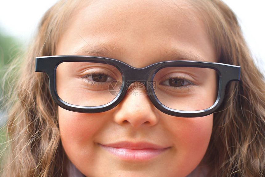 美丽的年轻一年级女孩ineyeglasses的画像回学校告别钟知识日学年开始图片