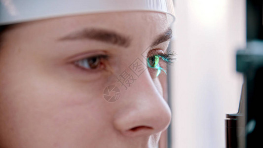 眼科检查她的视力的年轻女子检查对绿灯图片