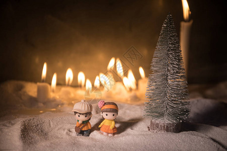 几个玩偶人物和雪地上的圣诞装饰品图片