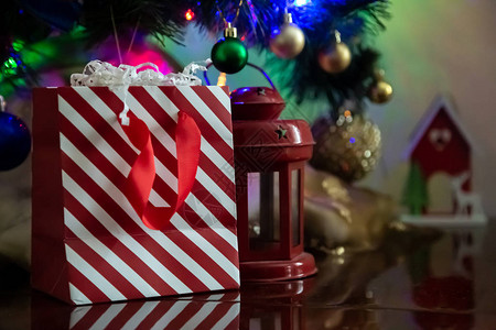 圣诞背景上的红白条纹礼包图片