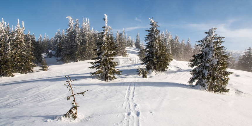 在斯洛伐克卢坎卡马拉法特拉山的Krizava和Skalka山丘之间有云彩的冬季山景草地小图片