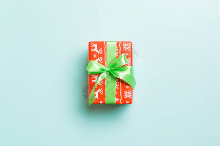 带绿弓的礼物盒圣诞节或新年节在蓝色背景图片