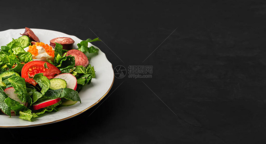 新鲜蔬菜沙拉加西红柿萝卜蛋鱼子酱和洋葱图片