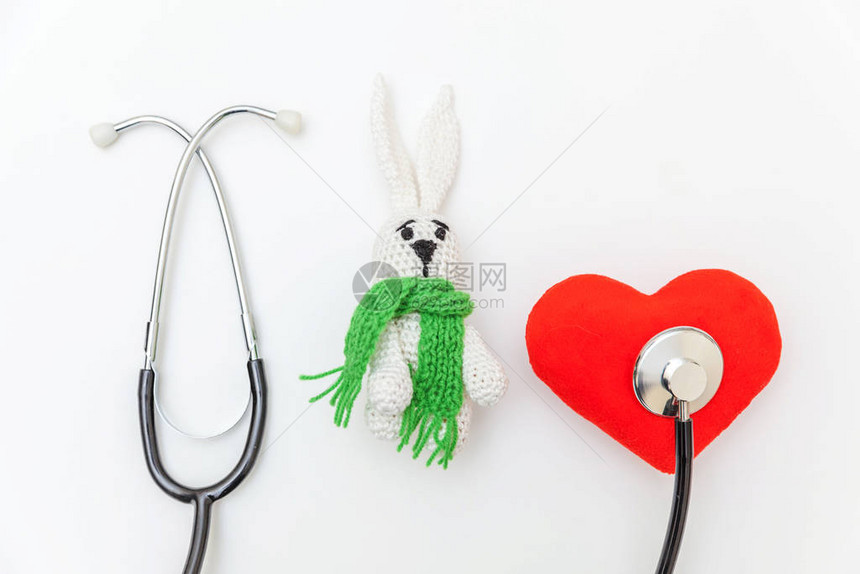 简单的最小设计玩具兔子红心和医学设备听诊器隔离在白色背景保健儿童医生概念儿科医生符号平躺顶图片