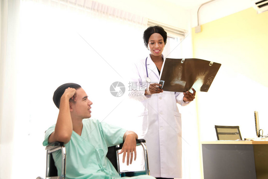 一名男患者因头痛而坐在轮椅上正在医院接受医生图片