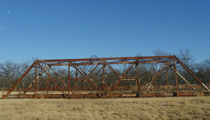 留在田野里的老式钢桥图片