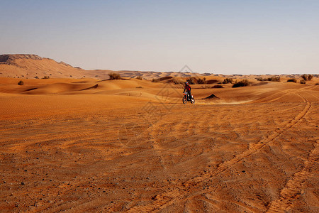 专业越野摩托车司机在沙图片