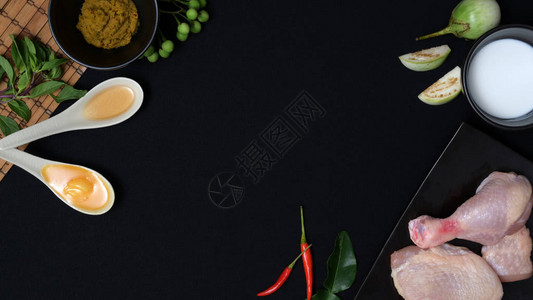 黑桌背景的鸡绿咖喱泰国食品原料和草药头照图片
