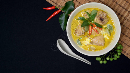 泰国烹饪概念鸡绿咖喱和黑桌背景的配料图片