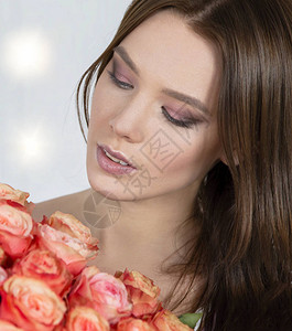 模特美的面容和一束玫瑰花图片