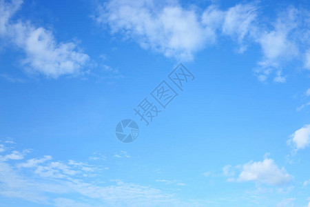 清晨蓝天上的白云晴朗图片