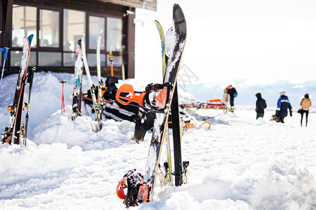 在雪地滑雪胜地度假的高山滑图片