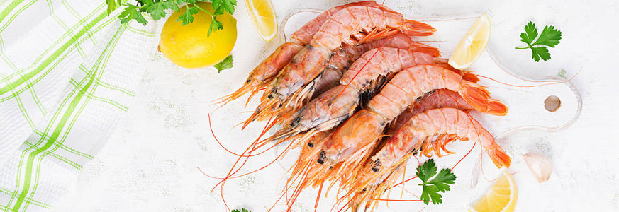 未加工的野生阿根廷红虾和烹饪用配料美味的食物酮古饮食图片