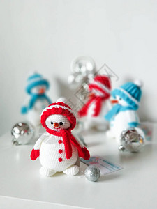 浅色背景上的针织雪人玩具圣诞礼物图片