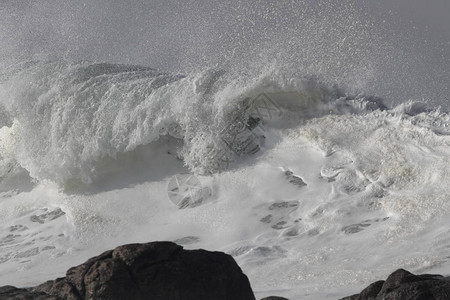 一个大风雨如磐的打破海浪的细节图片