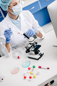 基因顾问在实验室进行DNA测试图片