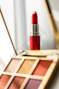 化妆品大理石梳妆台上的化妆品口红眼影和化妆刷图片