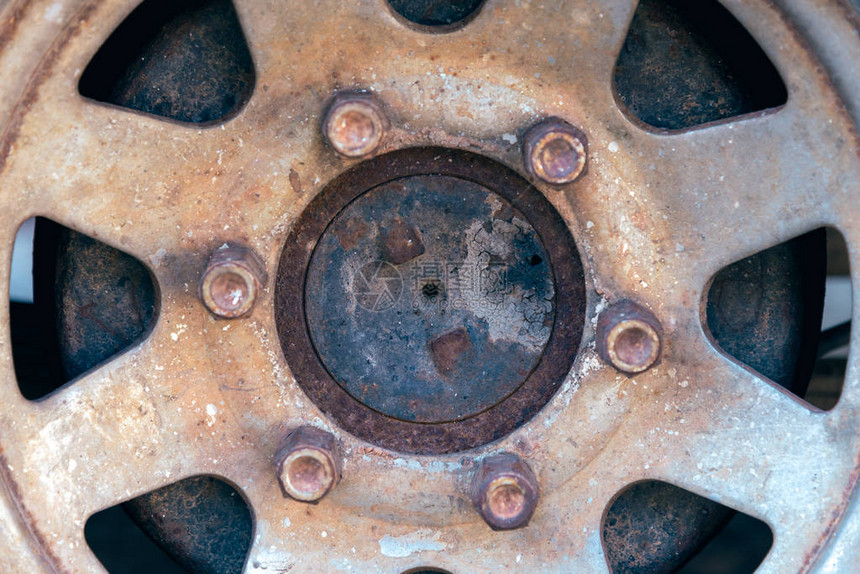 废弃汽车生锈的轮毂盖特写图片
