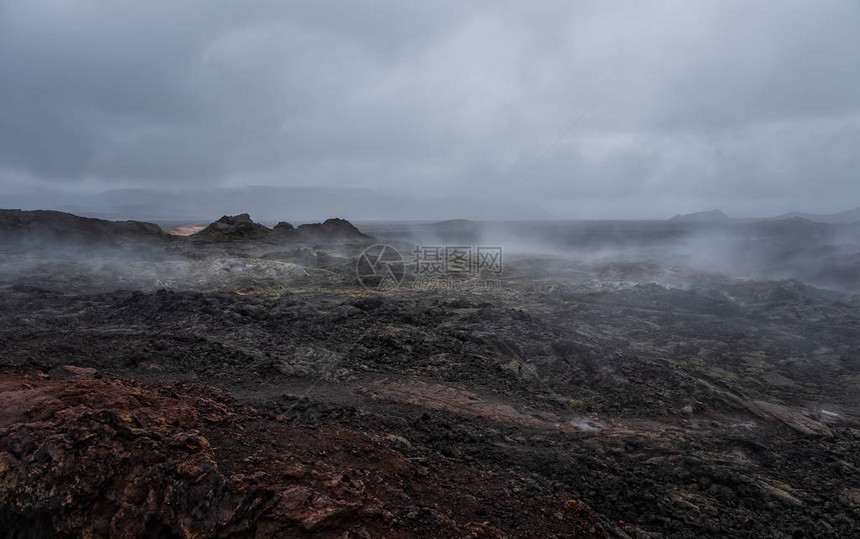 Leirhnjukur老黑熔岩场和冰岛的烟雾图片