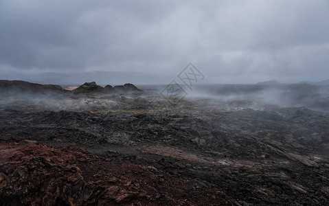 Leirhnjukur老黑熔岩场和冰岛的烟雾高清图片