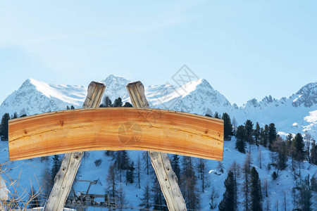 户外广告的空白广告牌从原木和滑雪坡上的木板以山脉为背景广告景观图片