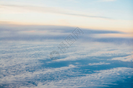 日落时空中的云层从飞图片