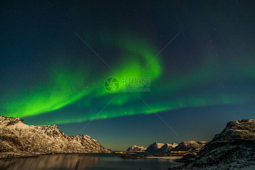 北极光在北欧部洛福顿岛挪威等地的山上图片