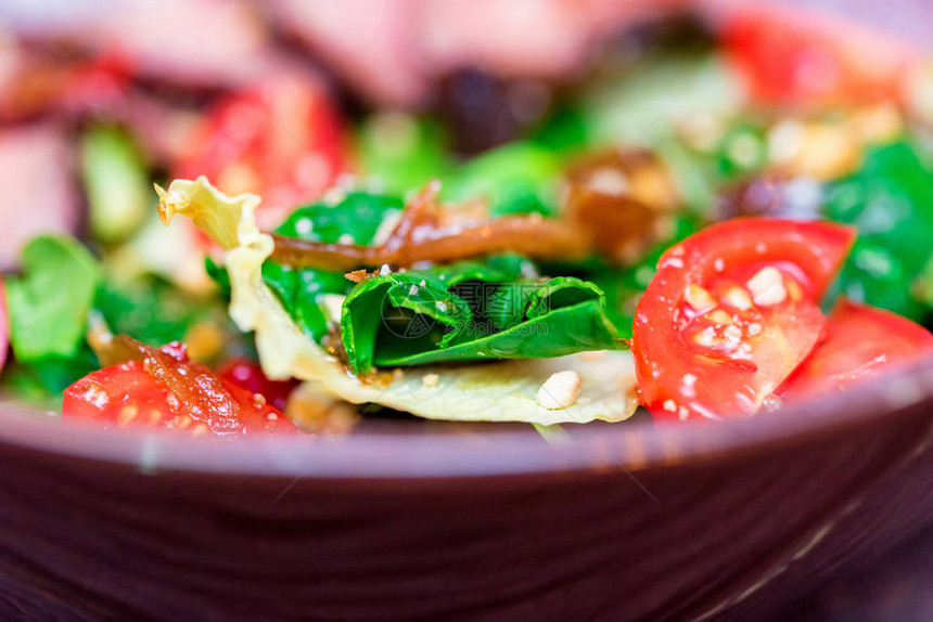 用新鲜的番茄和坚果蔬菜沙拉健康饮食概图片