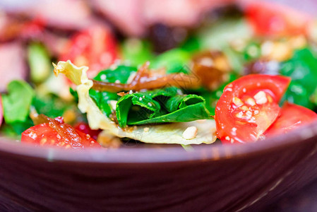 用新鲜的番茄和坚果蔬菜沙拉健康饮食概图片