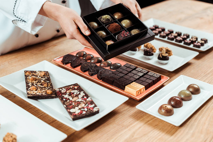 带有美味和新鲜巧克力糖盒的chocoola图片
