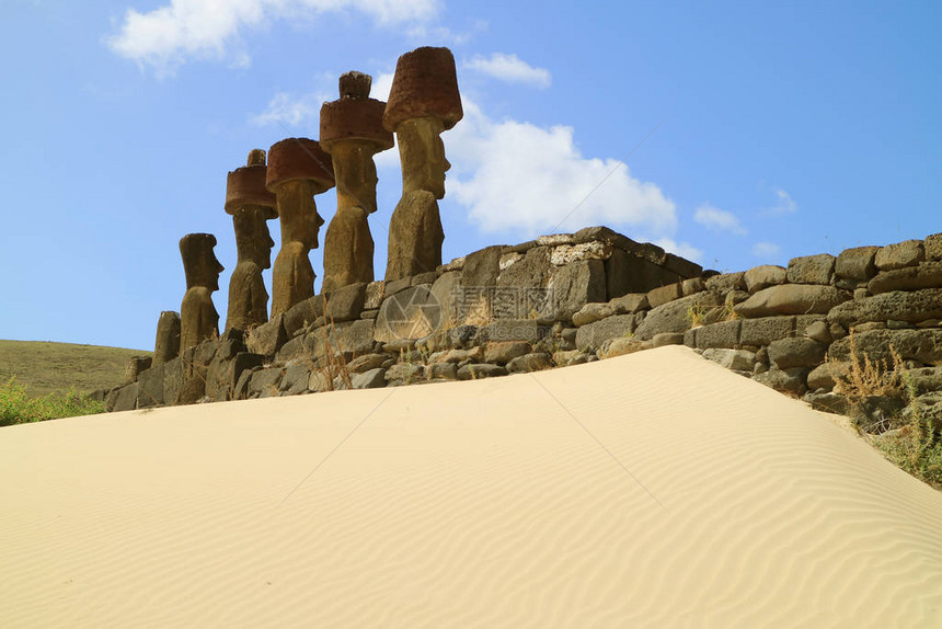 由智利复活节岛阿纳克海滩软珊瑚沙子环绕的AhuNauNau礼仪平台七座巨图片