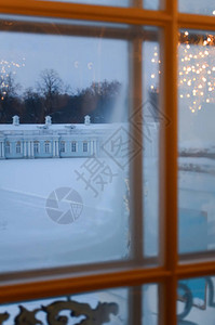 寒冷的窗子对冬季庭院的景象玻璃中闪亮图片