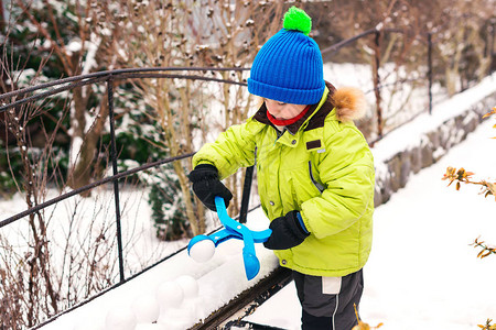 孩子在户外玩雪寒假顽皮的小男孩在后院做雪球快乐的童年享受多雪的冬图片