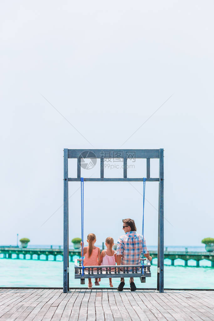 父亲和孩子们享受沙滩夏季热带度假图片