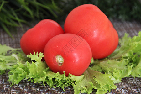 新鲜的自制粉红色西红柿配绿色蔬菜图片