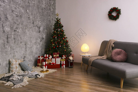 传统的圣诞树装饰在高楼室内公寓的角落图片