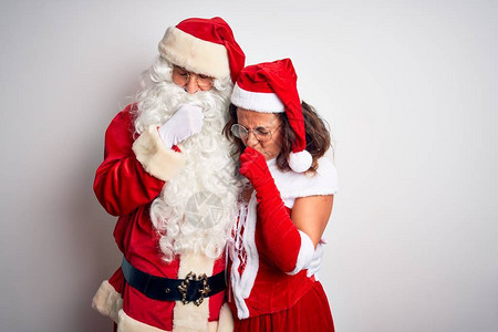 穿着圣诞老人服装的中年夫妇在孤立的白色背景上拥抱着感到不舒服和咳嗽图片