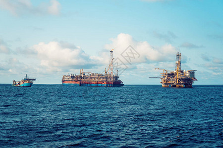 FPSO油轮在离岸石油和天然气工业的LiopleRig平台附近的FPSO油轮背景