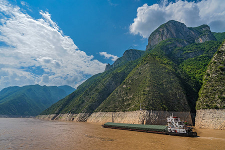 货船在壮丽的长江峡谷中航行图片