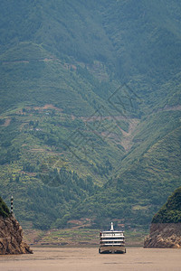 豪华客运游轮通过壮丽的长江峡谷图片