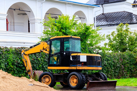 城市建筑工地的工业挖掘机图片