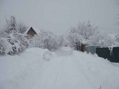 冬天通往村庄的白雪皑的道路图片