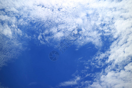 生动的蓝天晴空纯白的云彩图片