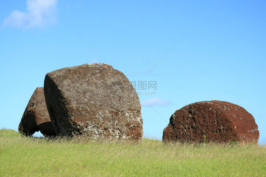 智利复活节岛红渣采石场考古遗址PunaPau火山被遗弃的雕刻摩艾雕像的头饰被称为图片