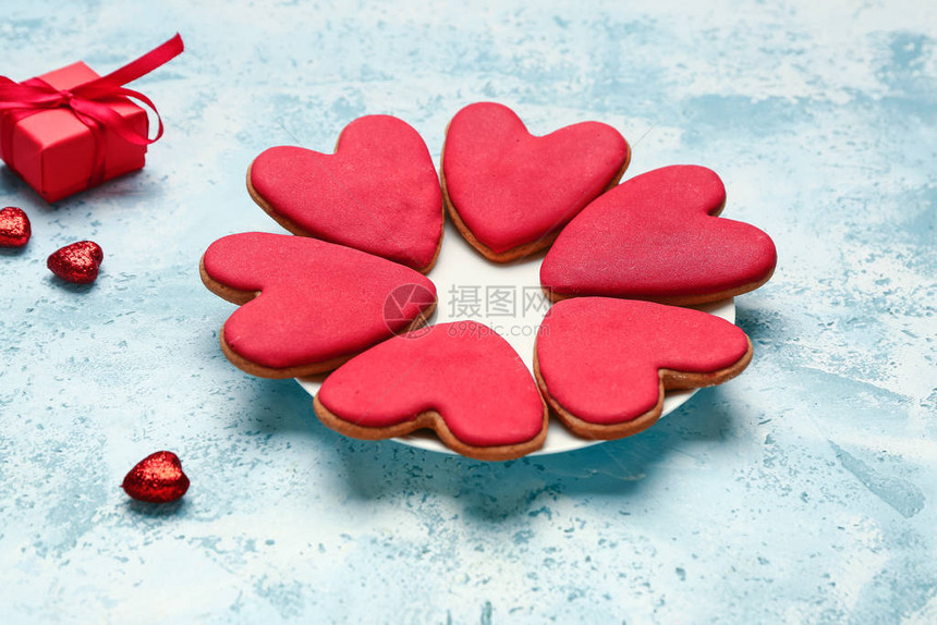 配上美味的心形饼干和彩色背景礼物庆祝图片