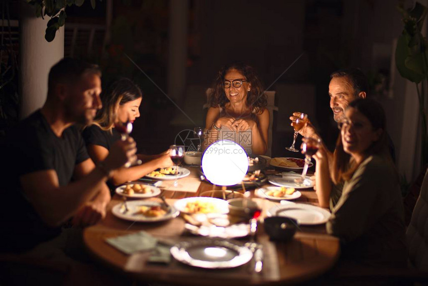美丽的家庭在晚餐上聊天图片