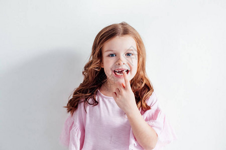 小女孩用牙刷牙掉图片