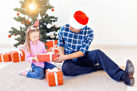 节假日圣诞节家庭和幸福概念父女图片